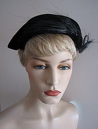 Ladies Vintage Black Hat w Side Feather Plume 739