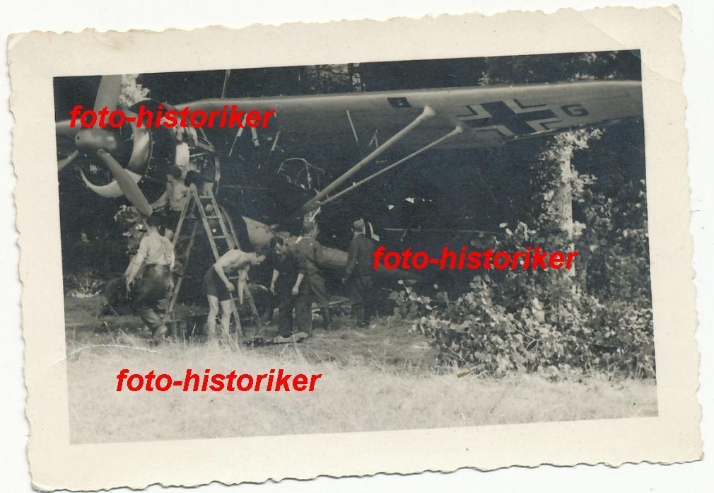 orig Foto Kameraden LW Stellung Flugzeug Hochdecker Jäger Aufklärer